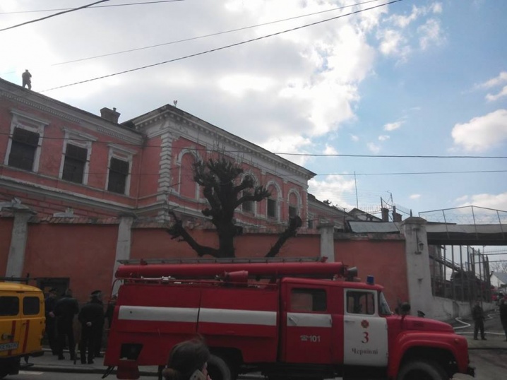 У Чернівцях горить будівля СІЗО