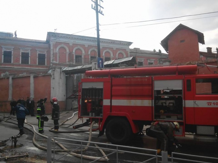 У Чернівцях горить будівля СІЗО
