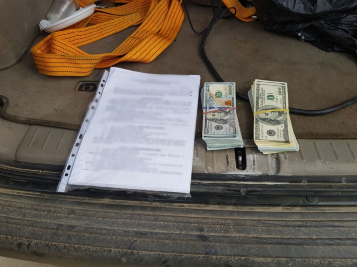 Посадовця Басейнового управління водних ресурсів річок Прут та Сірет викрито на хабарі
