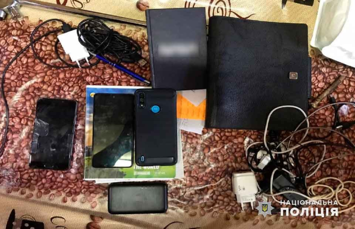 На Буковині ув’язнений СІЗО та двоє неповінолітніх спільників виманювали кошти у людей за купівлю авто 