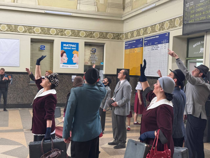 На залізничному вокзалі Чернівців актори драмтеатру зіграли п’єсу "Зірка без імені"